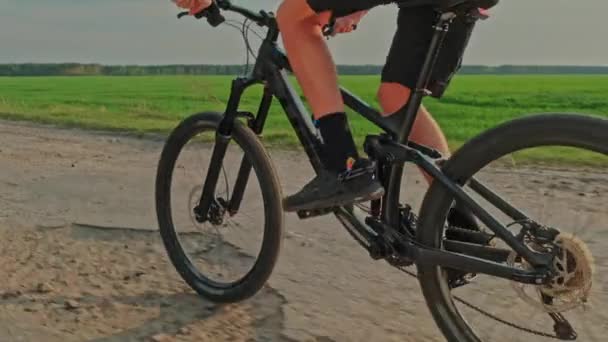 Primo Piano Una Ruota Della Bicicletta Che Guida Ghiaia Movimento — Video Stock