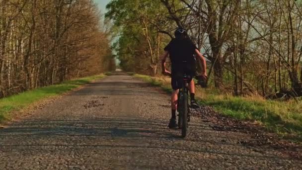 Cámara Lenta Joven Ciclista Paseos Una Carretera Rural Adolescente Paseo — Vídeo de stock