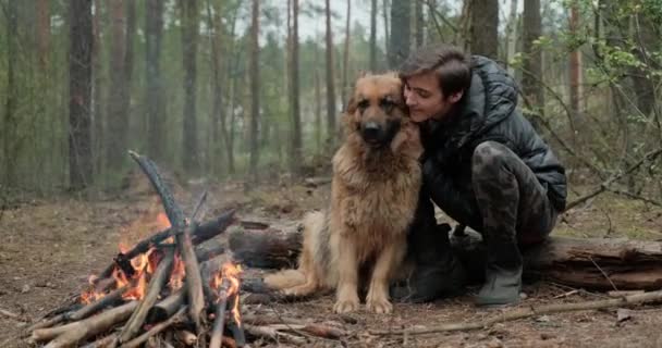 Tenåringen Sitter Ved Bålet Med Hund Den Unge Mannen Hviler – stockvideo