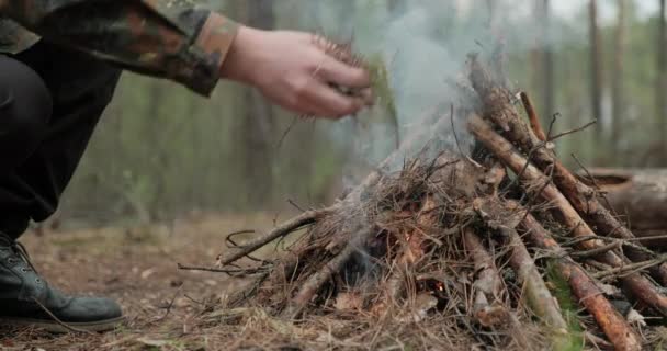 Lage Hoek Van Een Man Probeert Een Vuur Maken Het — Stockvideo