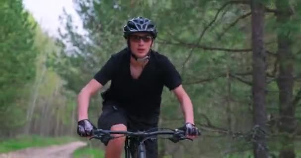 Vista Frontal Hombre Casco Bicicleta Montando Una Bicicleta Mtb Verano — Vídeos de Stock
