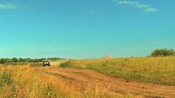 马车在乡间公路上开得很快 快速反弹的汽车伴随着巨大的尘云前进 一辆越野车在乡间公路上超速行驶 电影剪辑 — 图库视频影像