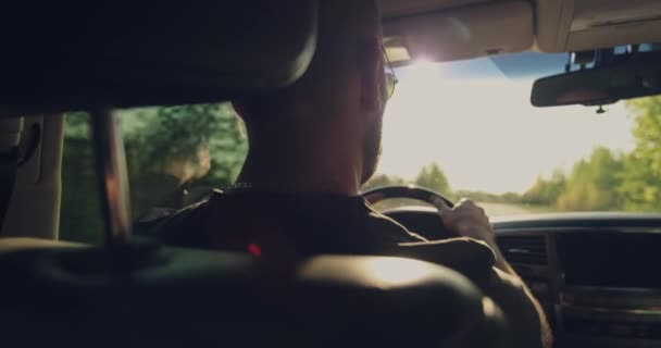 Zadní Pohled Muže Řídí Auto Muž Řídí Auto Při Západu — Stock video