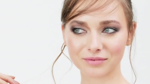 Schöne Gesunde Frau Mit Frischer Gesichtshaut Vor Weißem Hintergrund Mädchen — Stockvideo