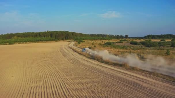 Моторошно Аріале Вієв Білий Автомобіль Швидко Їздить Сільській Дорозі Безпілотник — стокове відео