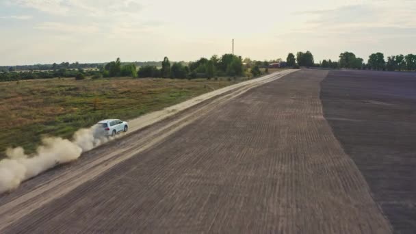 Моторошно Аріале Вієв Білий Автомобіль Швидко Їздить Сільській Дорозі Безпілотник — стокове відео