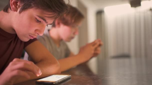 Les Adolescents Avec Des Smartphones Maison Deux Garçons Passent Temps — Video