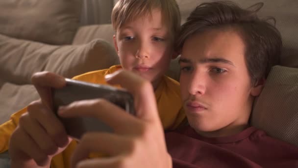 Hermanos Con Teléfono Inteligente Casa Dos Chicos Pasan Tiempo Una — Vídeos de Stock