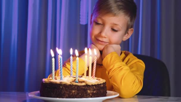 Leuke Jongen Blaast Kaarsen Uit Een Taart Zijn Verjaardag Gelukkig — Stockvideo