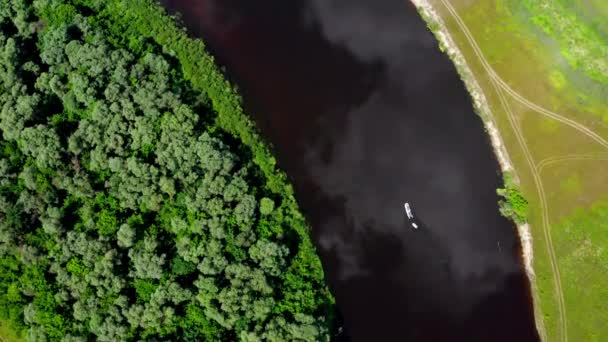Tekne Nehirde Yüzüyor Nsansız Hava Aracı Güzel Bir Yaz Manzarasının — Stok video