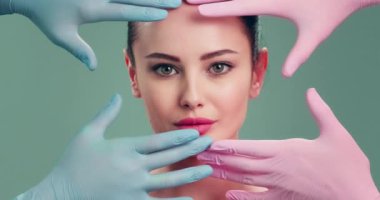 Doktor estetik ameliyattan önce deriyi kontrol ediyor. Estetik ameliyattan önce cilt kontrolü. Güzellik uzmanı kadın yüzüne dokunuyor. Estetik ameliyat. Doktor bir hastanın yüzüne elleriyle dokunuyor.
