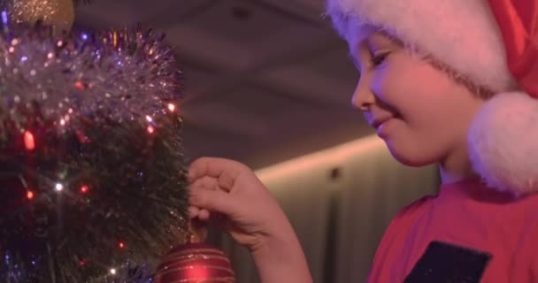 Vidéo Ralenti Garçon Souriant Sapin Noël Avec Des Jouets Lumineux — Video