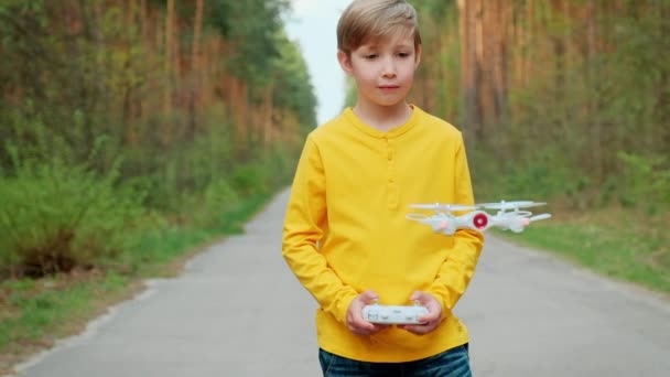 Pojken Lyfter Drönaren Med Fjärrkontroll Barnet Avfyrar Drönaren Utomhus Pojken — Stockvideo