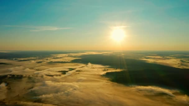无人机在美丽的晨景之上泛着雾气 金色的日出 在乌克兰的德斯纳河上方的蓝天上 空中看到了日出 雾气弥漫 湖面上的巨大水汽蒸发 — 图库视频影像