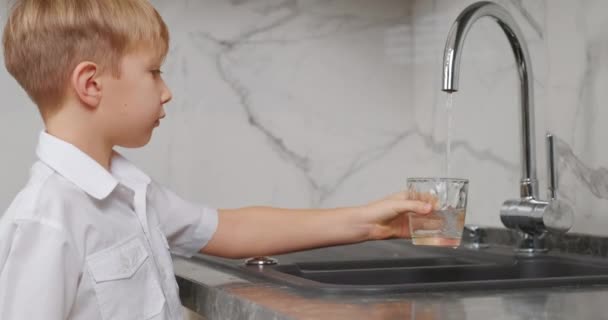 Niño Toma Vaso Transparente Llena Agua Fresca Bebe Chico Rubio — Vídeos de Stock