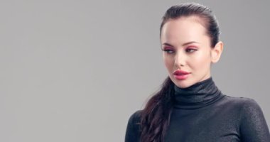 Yüzü temiz, güzel bir kadın. Beyaz tenli yetişkin bir kız cilt yüzünü önemser. Güzel esmer kadın. Yavaş çekim. Güzellik tedavisi. Genç modelin güzel yüzü. Kameraya poz ver