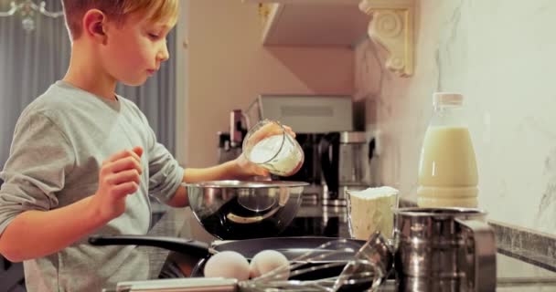 Bambino Versare Zucchero Dal Bicchiere Alla Ciotola Cucinare Biscotti Bambino — Video Stock