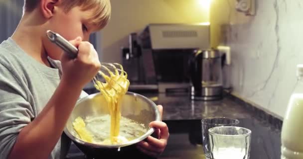 혼합물을 그릇에 위스키 깨뜨린다 부엌에서 요리를 소년은 과자를 만들기 밀가루 — 비디오