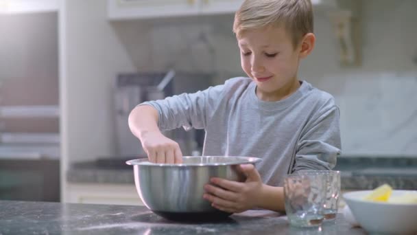 주방에서 요리하는 하나때문에 반죽을 저으는 아이들은 그릇에 케이크 재료를 있습니다 — 비디오