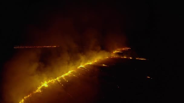 Top Uitzicht Vliegen Het Veld Met Een Vuur Nachts Dramatische — Stockvideo