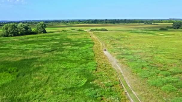Pemandangan Udara Dari Drone Yang Mengejar Sebuah Mobil Bersepeda Quad — Stok Video