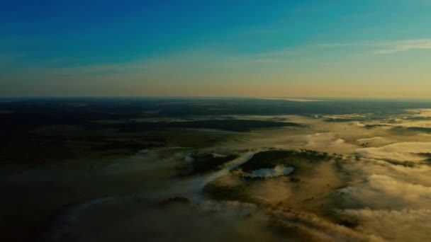 ウクライナのデナ川の上に霧と日の出の空中ビュー 黄金の日の出の間 ドローンは霧と美しい朝の風景の上を前方に飛ぶ 夏には湖の上に巨大な水の蒸発 — ストック動画