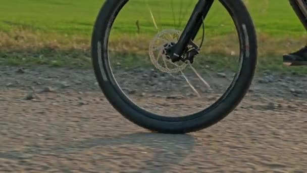 Gros Plan Une Roue Vélo Conduite Sur Gravier Mouvement Lent — Video