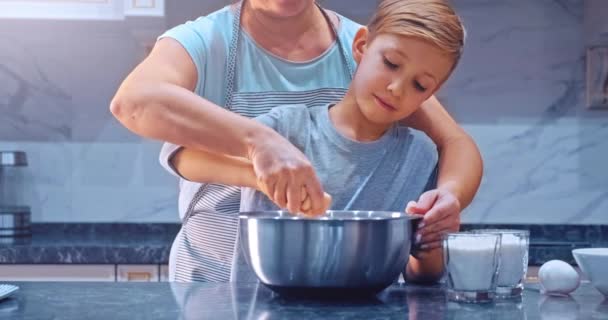 Pergerakan Lambat Rekaman Ibu Dan Anak Mengaduk Adonan Dalam Mangkuk — Stok Video