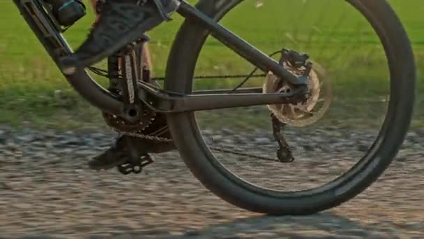 Медленное Движение Велосипедиста Крутящего Педали Велосипеде Крупный План Велосипедного Колеса — стоковое видео