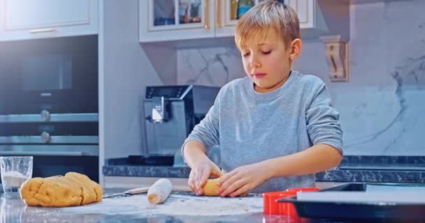 Barnet Rör Degen Händerna Pojken Lagar Mat Köket Åriga Barn — Stockvideo