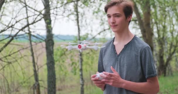 Ragazzo Solleva Drone Usando Telecomando Teenager Lancia Drone All Aria — Video Stock