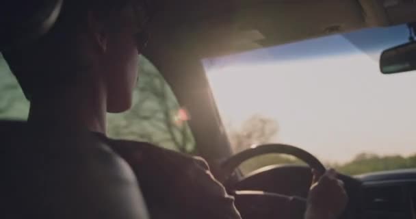 Zadní Pohled Mladého Muže Řídí Auto Teenager Řídí Auto Při — Stock video