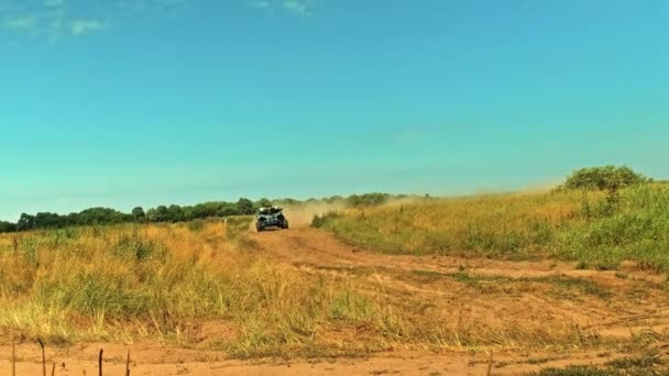 Low Motion Buggy Carro Está Dirigindo Rápido Uma Estrada Cross — Vídeo de Stock