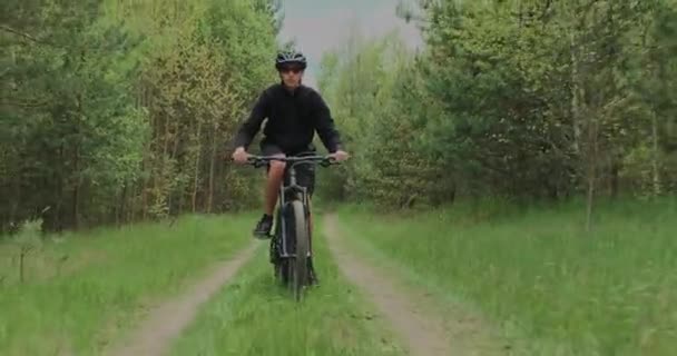 Jovem Ciclista Monta Uma Estrada Florestal Adolescente Passeio Bicicleta Montanha — Vídeo de Stock