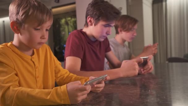 Barn Med Smartphones Hemma Tre Pojkar Spenderar Tid Ett Socialt — Stockvideo
