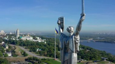 Kiev 'deki Anavatan heykelinin sinematik görüntüsü. Ukrayna. 2020 yıl. Yazın Kiev 'deki Anavatan Anıtı. Ukrayna Anavatanı 'ndaki ünlü anıtın etrafında İHA uçurmak. 
