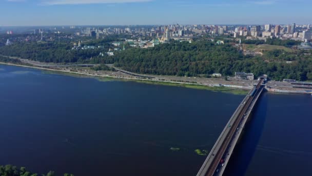 Vliegen Met Een Drone Boven Rivier Dnepr Met Uitzicht Pecherskaya — Stockvideo