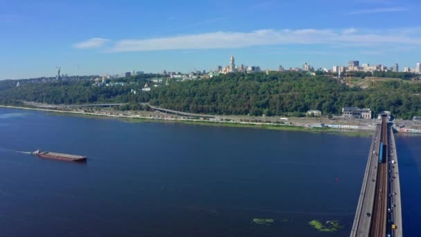 无人机飞过第聂伯河和地铁桥 飞往佩赫斯卡娅 拉瓦拉和祖国雕像的方向 美丽的基辅市 2020年夏季乌克兰 驾驶汽车的高速公路俯瞰 — 图库视频影像
