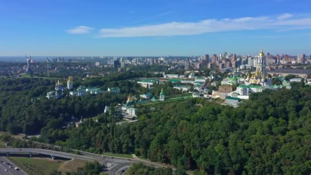 Drone Vliegt Terug Van Kerk Pecherskaya Lavra Motherland Monument Met — Stockvideo