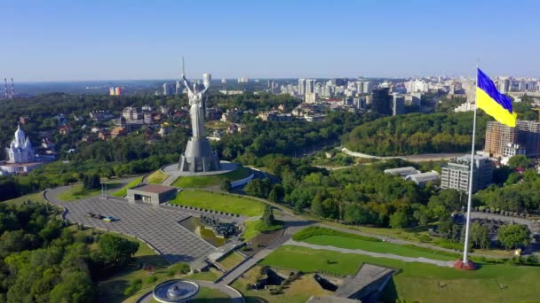 Volando Avión Tripulado Famoso Monumento Ucrania Patria Vista Aérea Cinematográfica — Vídeo de stock