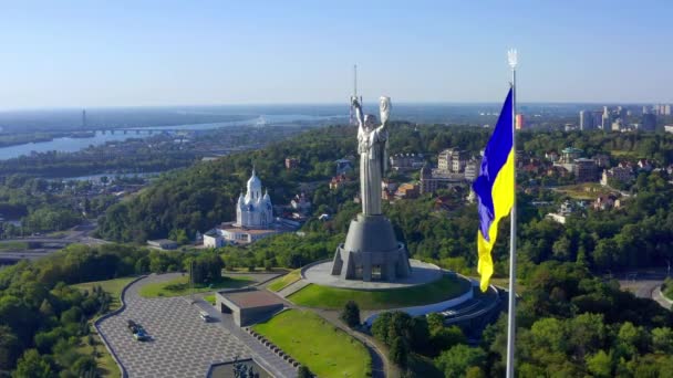Een Drone Vliegen Naar Het Beroemde Monument Oekraïne Motherland Cinematografisch — Stockvideo