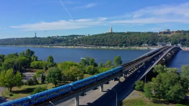 Drone Voando Direção Pecherskaya Lavra Estátua Pátria Acima Rio Dnepr — Vídeo de Stock