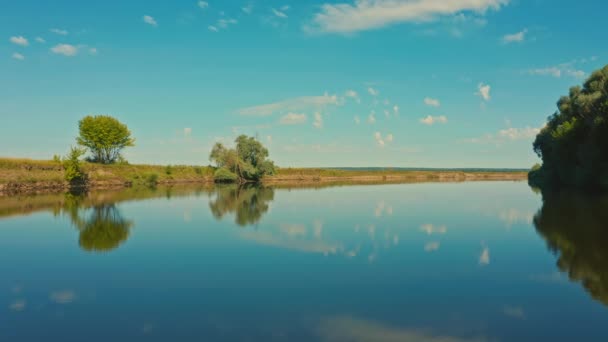 无人机非常接近一条水面光滑的河流 美丽的风景 还有一条蜿蜒的河流 飞越蓝色的湖面 野生自然场景 平滑水面反射出来的云彩 — 图库视频影像
