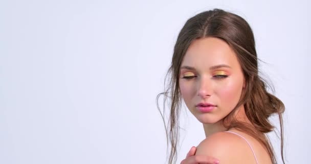 Cara Cerca Una Hermosa Mujer Con Cabello Castaño Maquillaje Brillante — Vídeo de stock