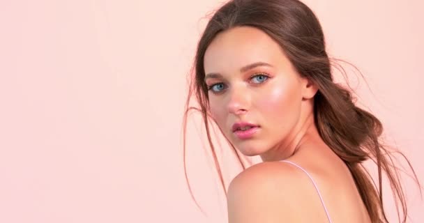 Hermosa Mujer Con Cabello Castaño Largo Maquillaje Brillante Modelo Sexy — Vídeo de stock