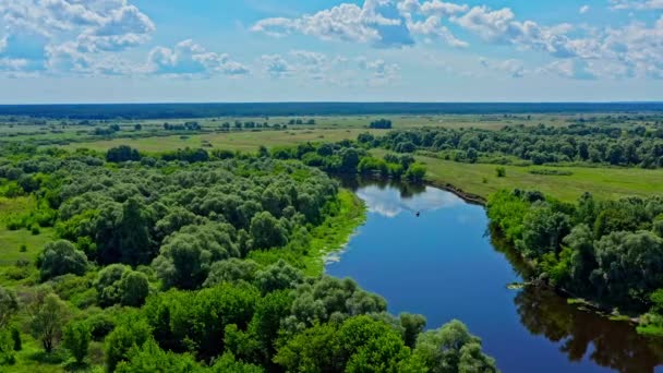 Лодка Плывет Реке Беспилотник Летит Над Красивым Летним Пейзажем Рекой — стоковое видео