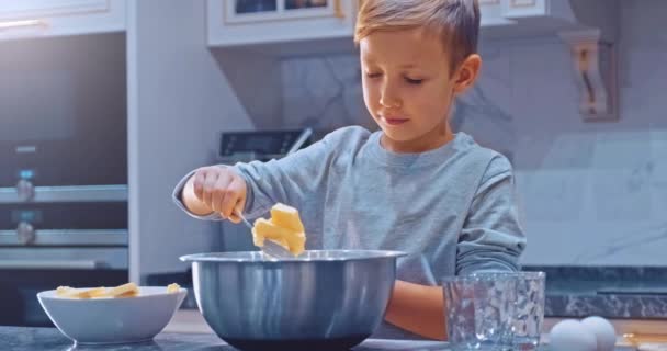 Niño Cocinando Cocina Chico Blanco Toma Una Cuchara Mantequilla Pone — Vídeos de Stock