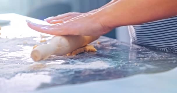 Mulher Estende Massa Mesa Cozinha Mãos Femininas Rolam Massa Farinha — Vídeo de Stock