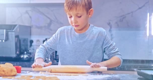 Детское Тесто Скалкой Вид Близкого Расстояния Парень Выкатывает Бабки Кухонный — стоковое видео