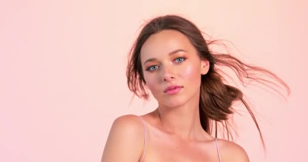 Belle Femme Avec Longs Cheveux Bruns Maquillage Lumineux Modèle Sexy — Video